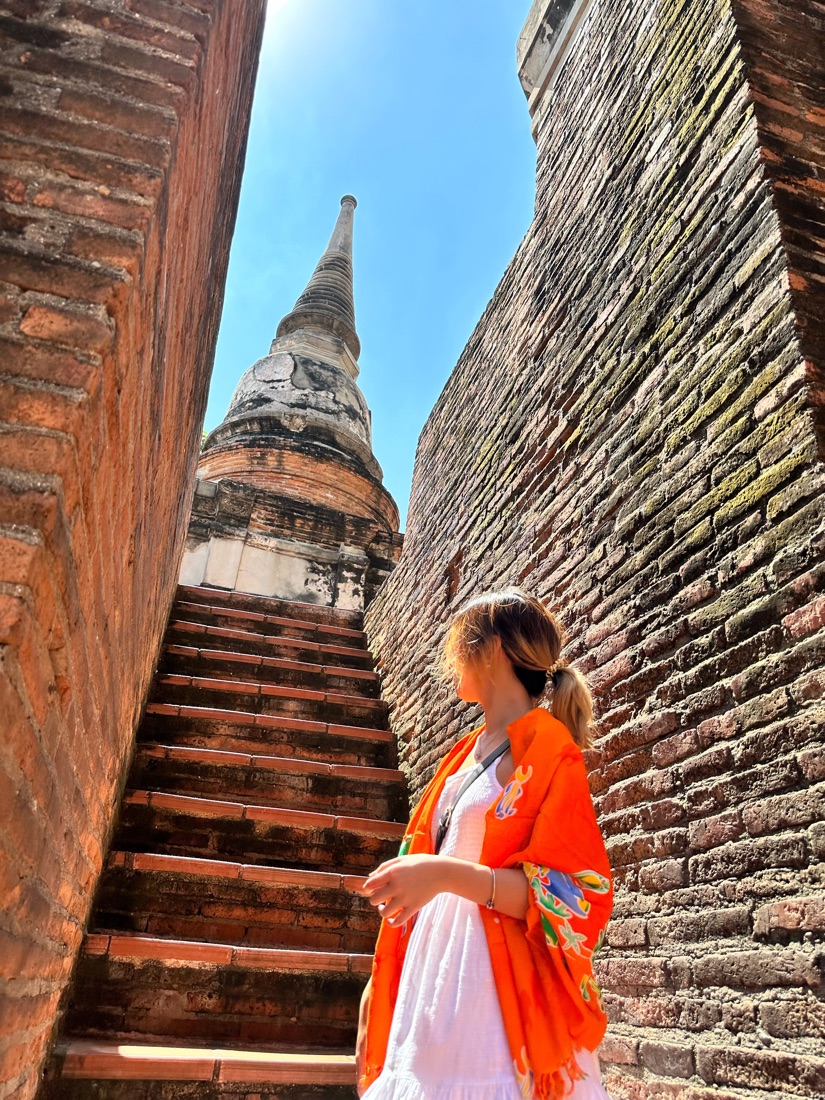 Escalinata de ladrillo hacia una estupa antigua en Ayutthaya